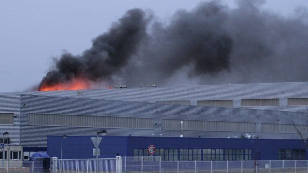 Hasiči bojují s požárem výrobní haly v Pohořelicích na Brněnsku