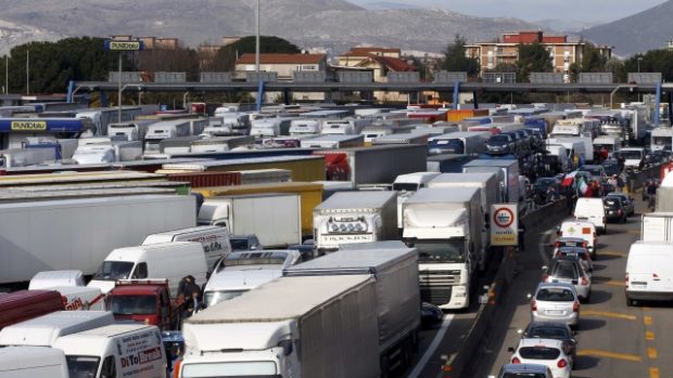Kamiony zablokovaly i dálnici u Neapole