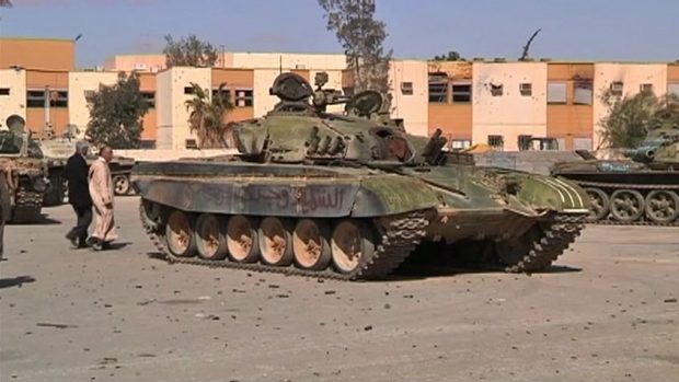 Poškozený tank v Baní Valídu po útoku Kaddáfího stoupenců