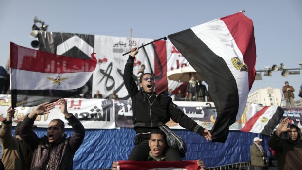 Demonstranti v egyptské Káhiře oslavují výročí pádu prezidenta Husního Mubaraka