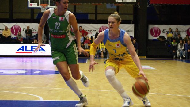 Edita Šujanová (vlevo) z Györu brání Lindsay Whalenovou z USK Praha