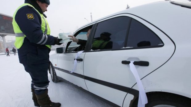 Protestující řidiči vyzdobili své automobily symboly protestu - bílými stužkami a balónky