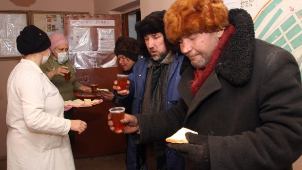 Pracovnice Červeného kříže rozdávají horký čaj bezdomovcům v Doněcku na Ukrajině