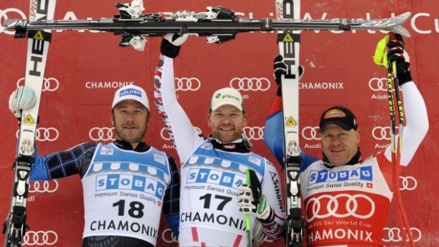 Tři nejlepší sjezdaři v Chamonix: zleva Bode Miller, vítěz Klaus Kröll a Didier Cuche
