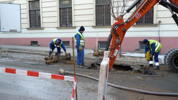 Dělníci opravovali prasklé potrubí v Palackého třídě v Brně
