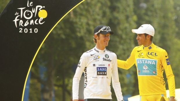 Alberto Contador (vpravo) Tour de France 2010 na trati vyhrál, ale dopoval. A tak je první Andy Schleck