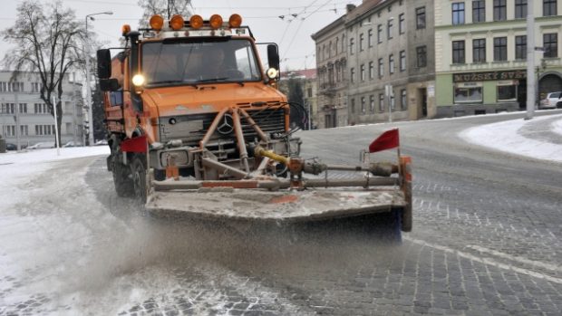 Čerstvě napadaný sníh komplikuje dopravu na mnoha místech v Česku