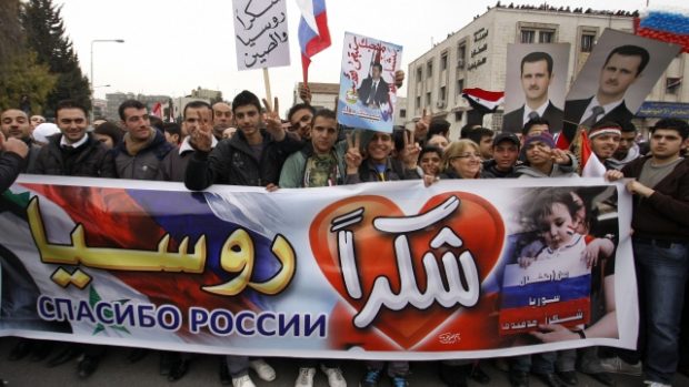 Příznivci syrského režimu vítají ruského ministra zahraničí Lavrova v Damašku transparentem děkujícím Rusku