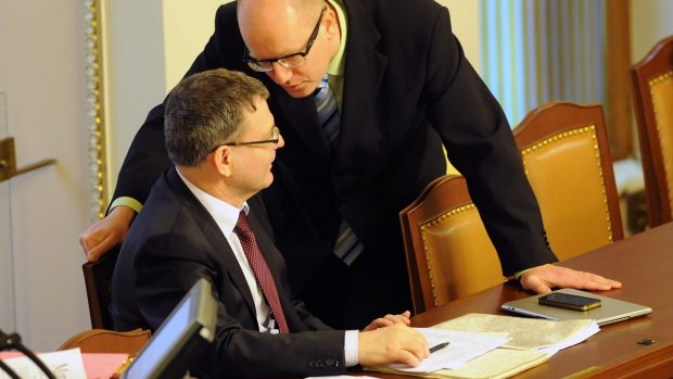 Místopředseda sněmovny Lubomír Zaorálek (vlevo) a předseda ČSSD Bohuslav Sobotka na jednání Sněmovny 9. února v Praze