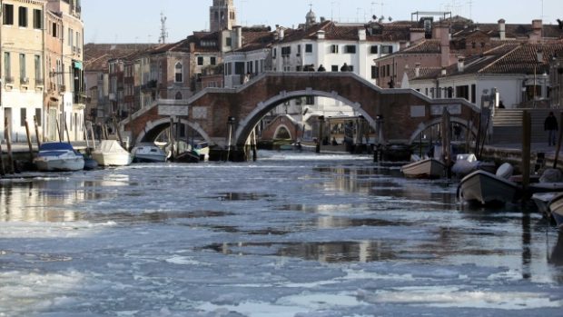 Zamrzlé kanály v italských Benátkách