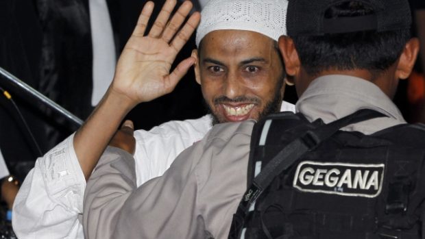 Umar Patek v doprovodu policie přichází do soudní síně v Jakartě