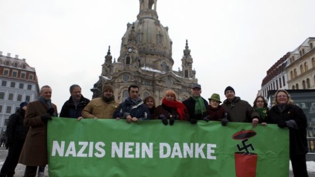 Členové strany Zelených protestují v Drážďanech proti pochodu neonacistů