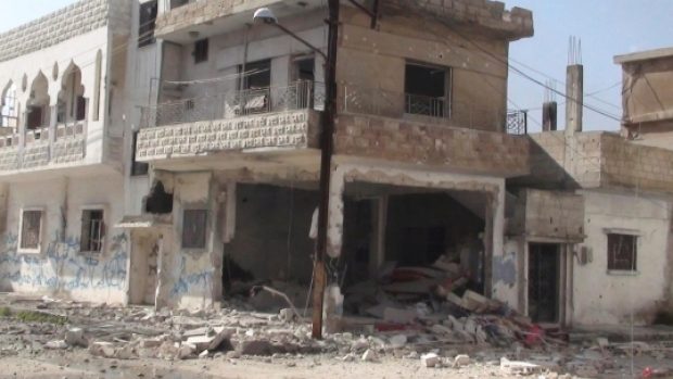 Poškozené domy v Homsu po bombardování syrskou armádou