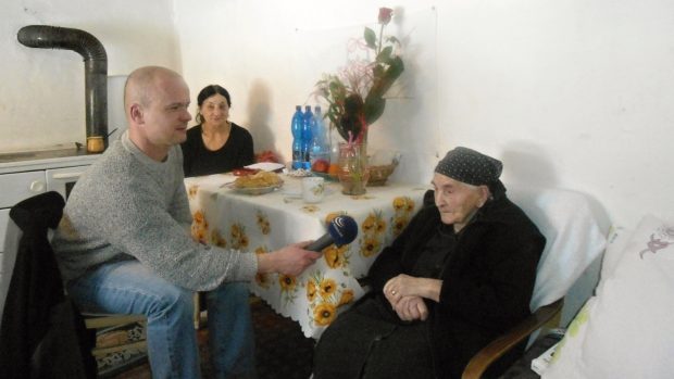 Paní Evangelia Čarasová z Dívčího Hradu na Bruntálsku, která 15. února 2012 oslavila 108. narozeniny. Na snímku s Martinem Knitlem, v pozadí dcera Polyxenie.