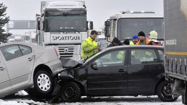 Téměř na tři hodiny uzavřela 15. února dálnici D1 hromadná nehoda padesáti aut mezi 96. až 98. kilometrem ve směru na Brno, u osady Kamenice nedaleko Humpolce
