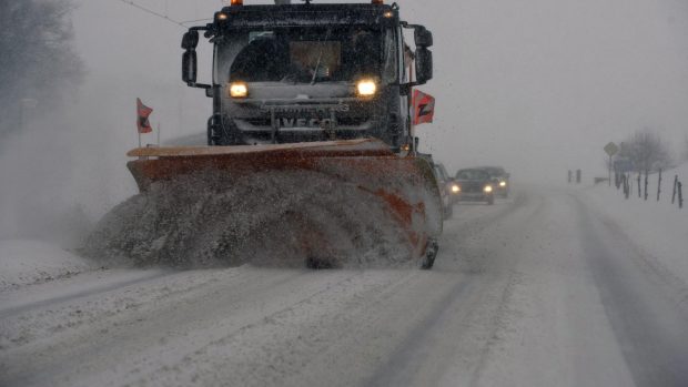 Sypače a sněžné pluhy odklízejí sníh prakticky nepřetržitě