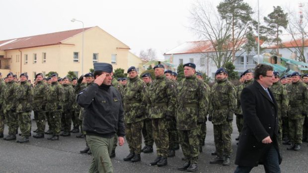 Vojáci vítají ministra obrany Alexandra Vondru