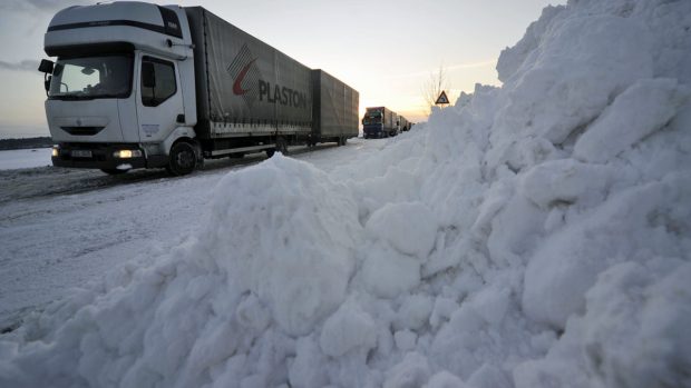 Zasněžené silnice na Vysočině stále dělají potíže hlavně kamionům