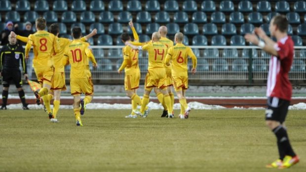Fotbalisté Dukly se radují, Viktoriáni rozhazují rukama - častý obrázek první utkání jarní části Gambrinus ligy