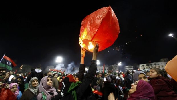 Lidé v Tripolisu vypouštěli na oslavu výročí revoluce lampióny
