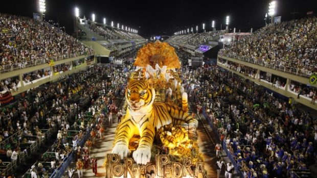 Karneval v Rio de Janeiro. Vystoupení jedné ze škol samby na sambadromu