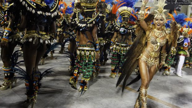 Karneval v Rio de Janeiro. Vystoupení jedné ze škol samby na sambadromu