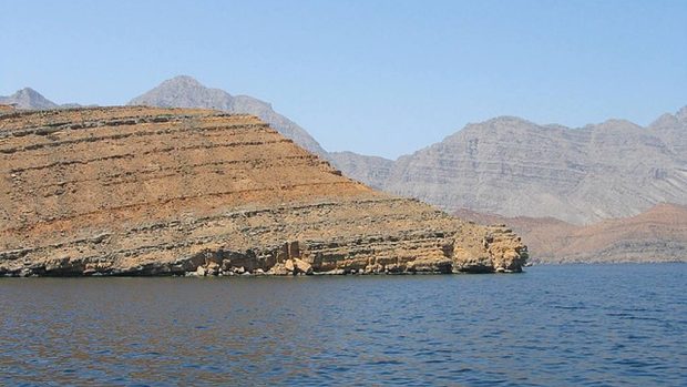 Musandamský poloostrov vybíhá do ostře sledovaného Hormuzského průlivu