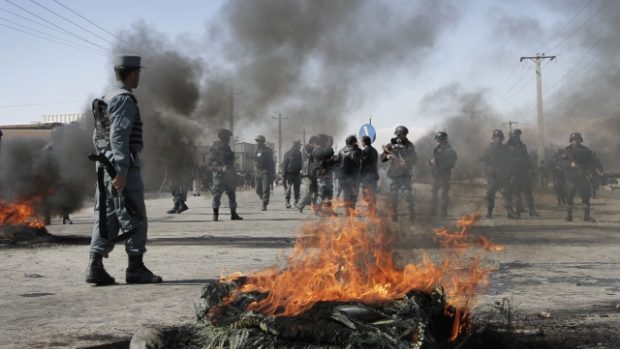 Hořící pneumatiky doprovázejí druhý den antiamerických demonstrací v Kábulu