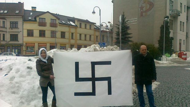 Ivan Brezina a Nela Dubáková se svastikou před domem na semilském náměstí se symbolem srpu a kladiva na fasádě