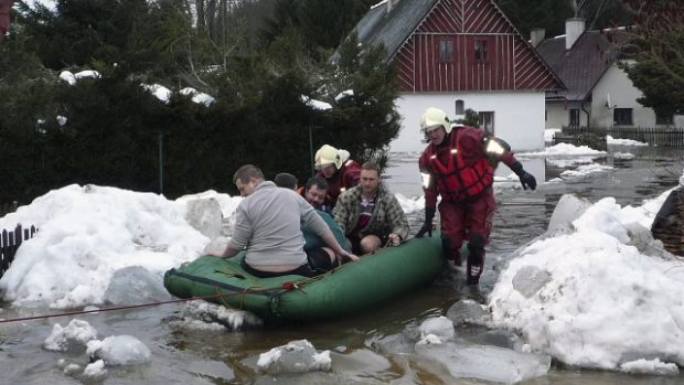 Hasiči evakuovali v Dolní Sytové na Semilsku čtyři lidi. Voda tu zaplavila deset objektů, převážně rekreačních