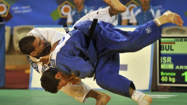 Judo. Turnaj Světového poháru v judu 25. února v Praze. Janislav Gerčev z Bulharska (vzadu) a Artiom Aršansky z Izraele v kategorii do 60 kg