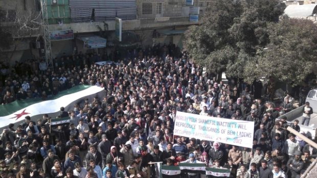 Lidé protestují proti syrskému prezidentovi Bašáru Asadovi. Nepokoje v Sýrii si denně vyžadují desítky životů