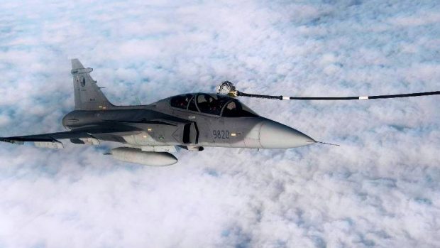 Tankování paliva do letounu JAS 39 gripen