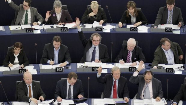 Evropští poslanci si od dodatku směrnice energetické účinnosti slibují hlavně rozhýbání evropského trhu s emisními povolenkami
