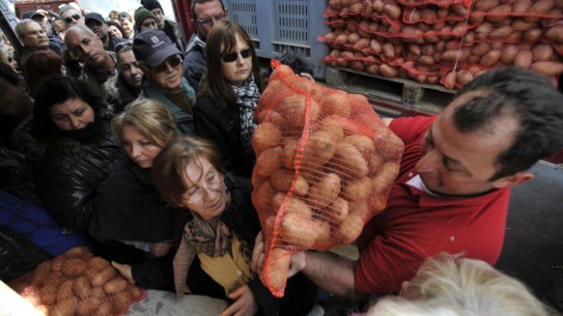 Řekové ve frontě na levné brambory v Soluni