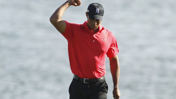 Tiger Woods se raduje z jednoho ze svých povedených úderů v posledním kole