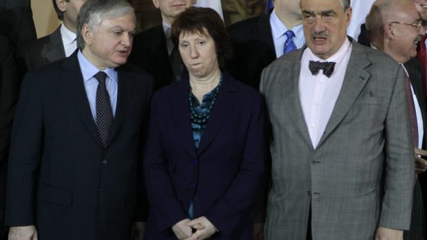 Představitelka EU pro společnou zahraniční a bezpečnostní politiku Catherine Ashtonová, arménský ministr zahraničí Edward Nalbandian a český ministr zahraničí Karel Schwarzenber