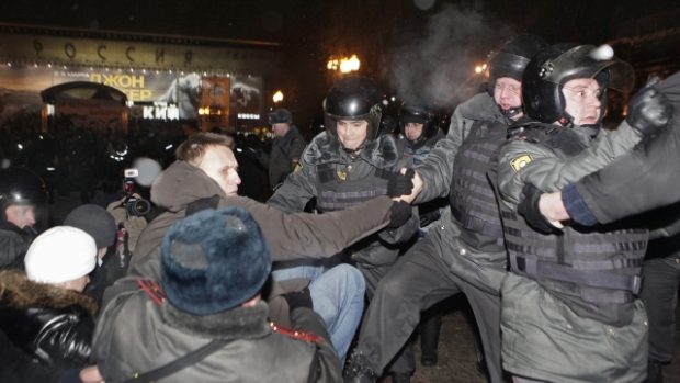 Policie po skončení mítinku zatkla i  opozičního lídra Alexeje Navalného (vlevo v bundě s kapucí)