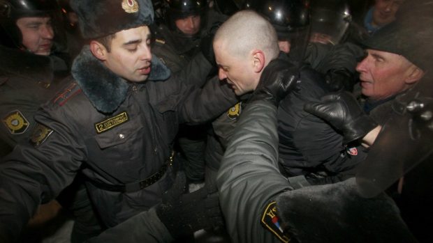 Rusko. Policie v Moskvě odvádí Sergeje Udalcova