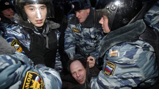 Policisté v Moskvě zasahují proti demonstrantům