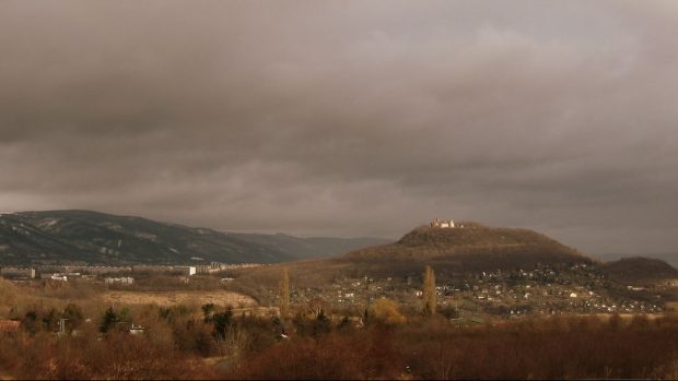 Pohled na Doubravskou horu a Krušné hory z Nové Vsi