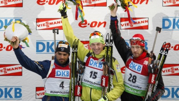 Zleva stříbrný Simon Fourcade, mistr světa Jakov Fak a bronzový Jaroslav Soukup