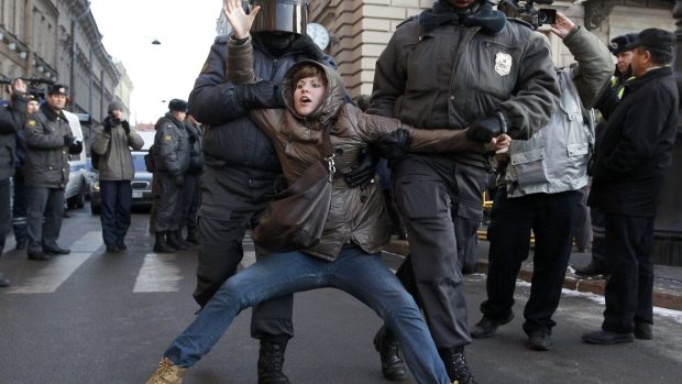 Policisté zasahují při protiputinovské demonstraci v Moskvě;  Rusko; volby; protesty