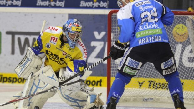 Čtvrtfinále play off hokejové extraligy, 1. zápas, HC Plzeň 1929 - PSG Zlín 10. března v Plzni. Plzeňský útočník Ondřej Kratěna střílí gól zlínskému brankáři Jakubu Sedláčkovi