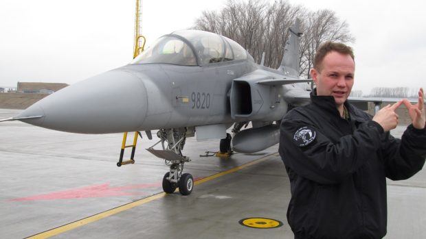 Pilot Jaroslav Tomaňa u letounu JAS 39 gripen