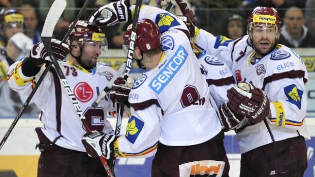 Hokejisté Sparty se radují z gólu do sítě Komety Brno ve třetím duelu čtvrtfinále play off