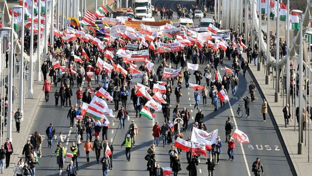 Viktora Orbána přijela do Budapešti podpořit i tisícovka Poláků