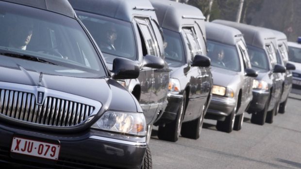 Pohřební auta vezou těla obětí havárie autobusu