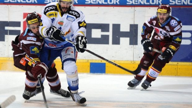 Čtvrtfinále play off hokejové extraligy - 5. zápas HC Sparta Praha - HC Kometa Brno 17. března v Praze. Zleva Peter Jánský ze Sparty, Radek Dlouhý z Brna a Ivan Rachůnek ze Sparty