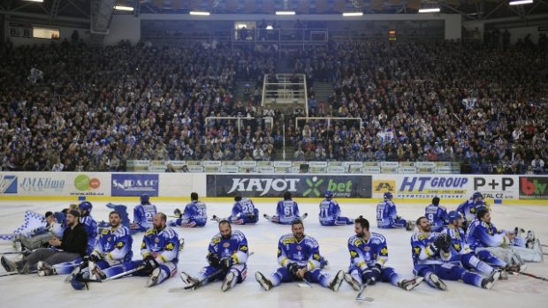 Kometa Brno postoupila do semifinále. Její hráči tradičním způsobem děkují fanouškům v kolečku na ledě